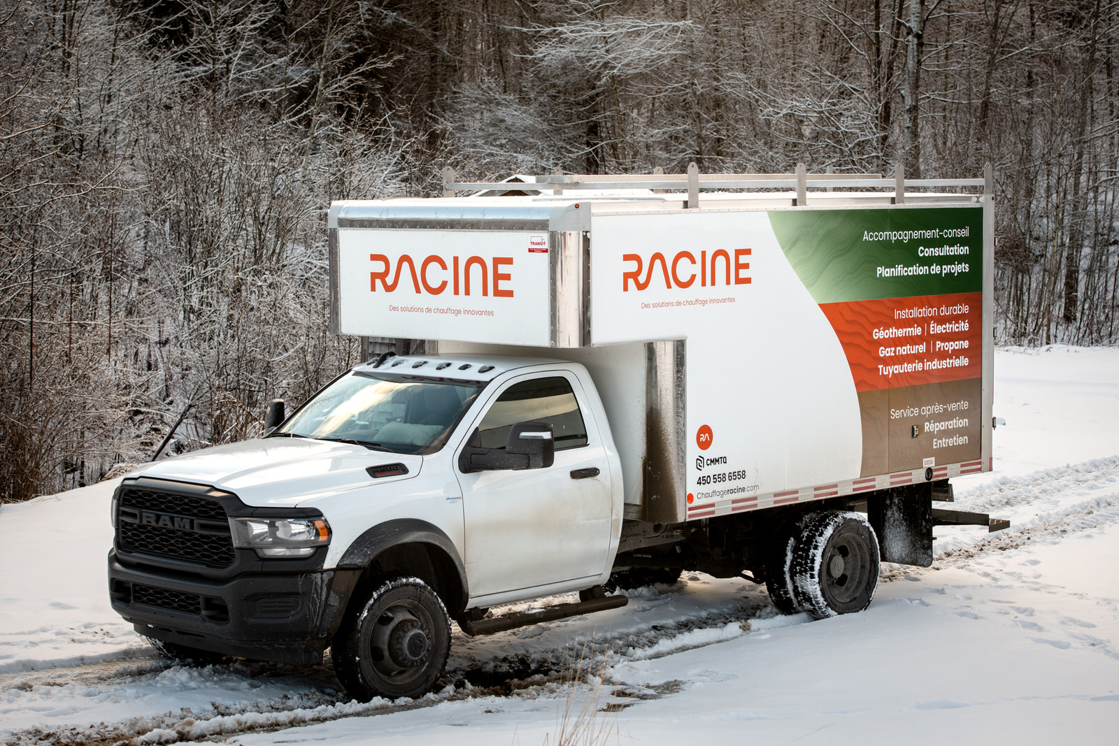 Photo corporative d'un RAM camion cube de Racine solution de chauffage innovante sur de la neige