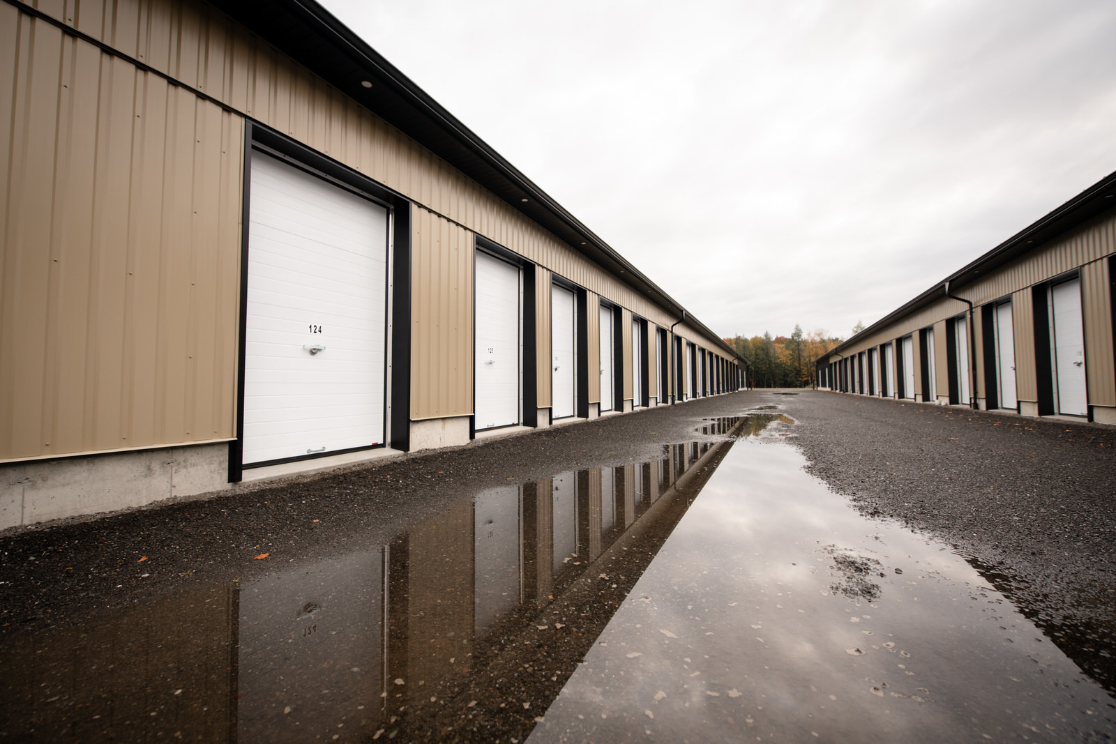 Photo d'une cour d'entreposage extérieur