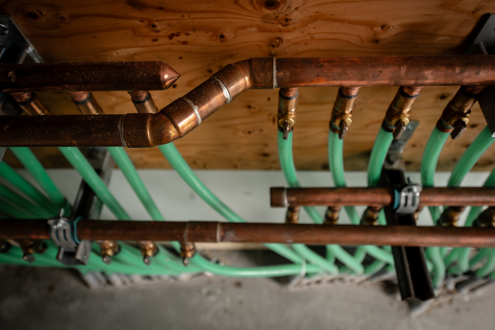 Focus sur une tuyauterie de cuivre manifold collecteur pour chauffage à eau chaude électrique ou au gaz