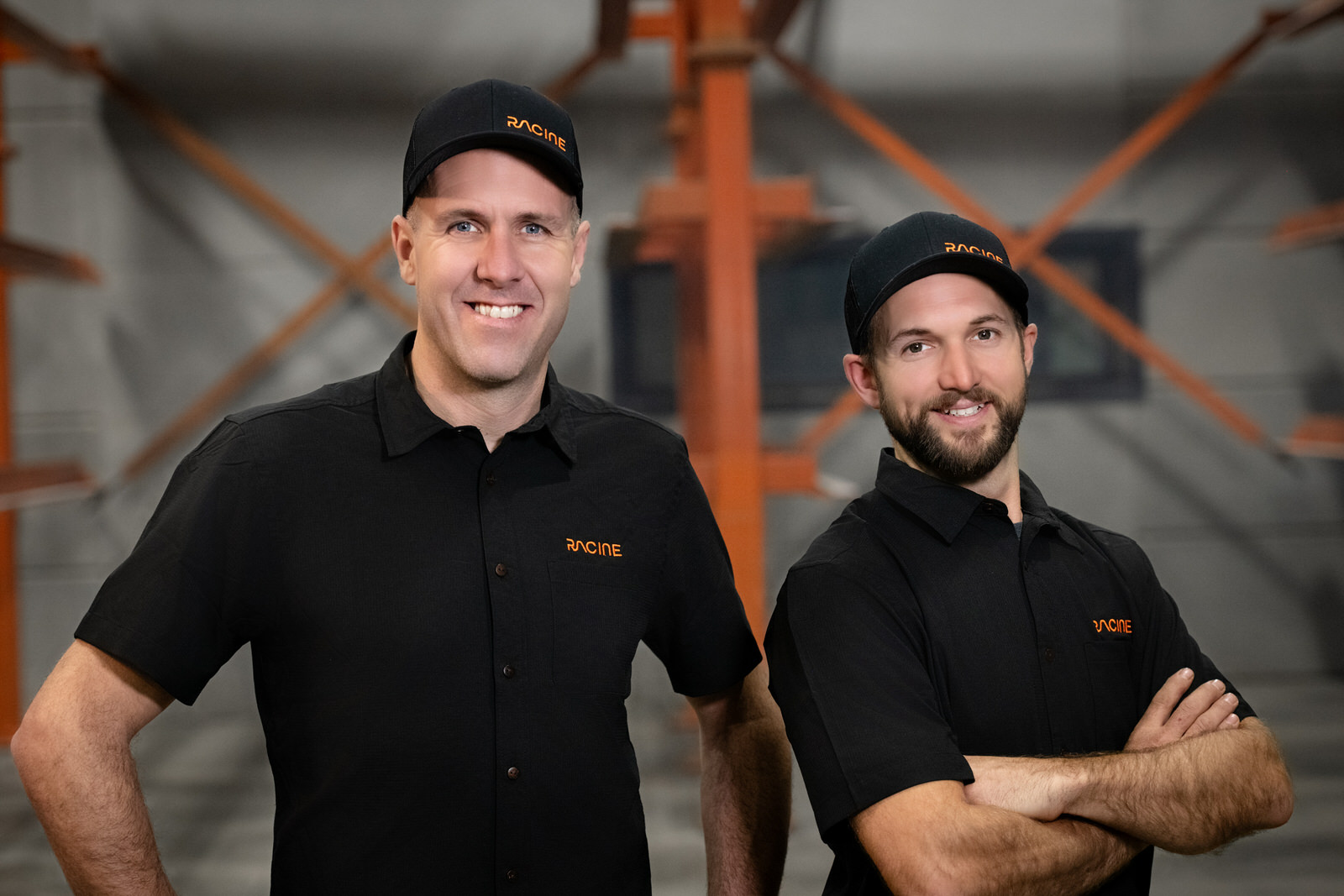 Photo portrait d'une équipe en chauffage dont deux hommes habillés en noir de Chauffage Racine