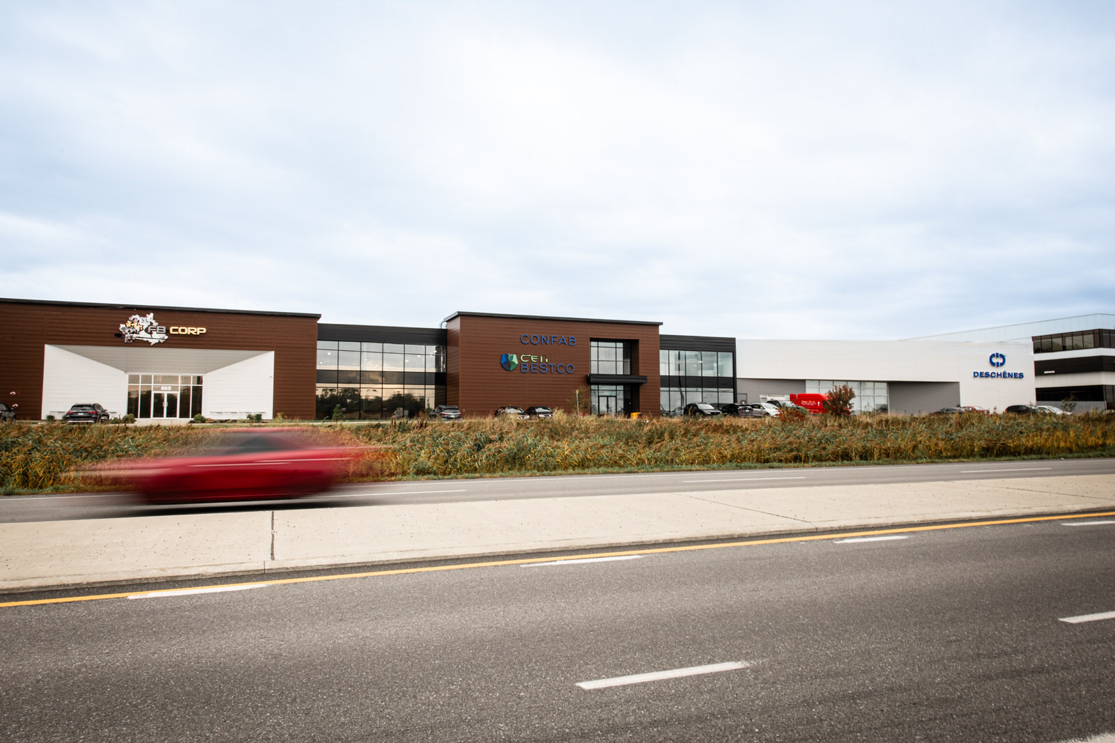 Photo d'une longue bâtisse industrielle Granby dont Deschênes Confab et Bestco