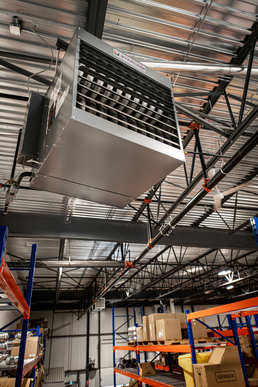 Focus sur d'un aérotherme industriel au plafond d'une usine