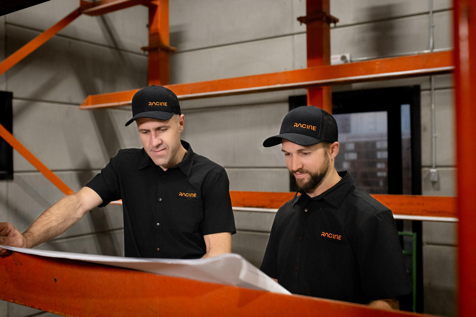 Photo de l'équipe Racine solutions de chauffage innovantes en train d'analyser un plan