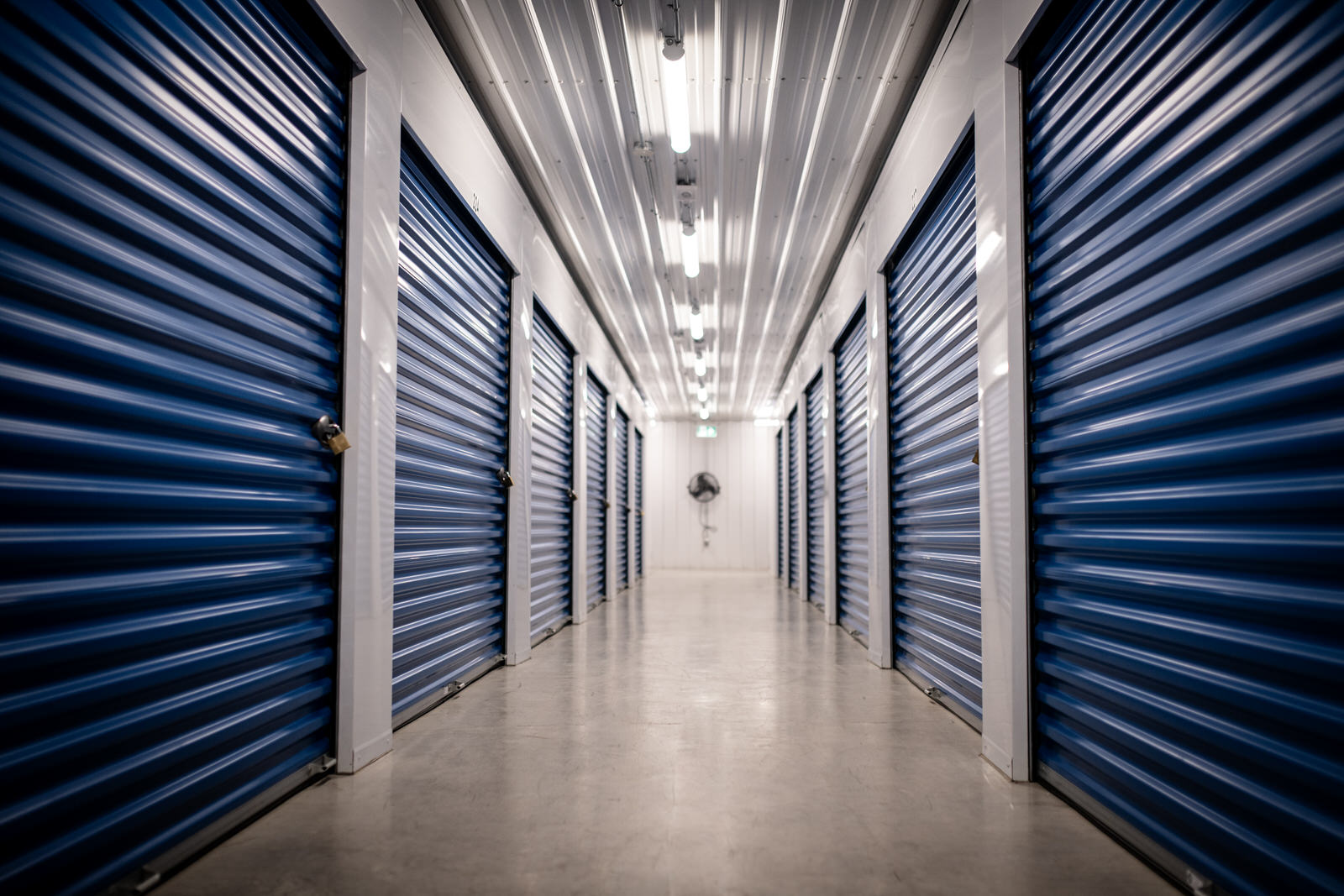 Photo paysage d'un corridor d'entreposage intérieur avec des portes bleues