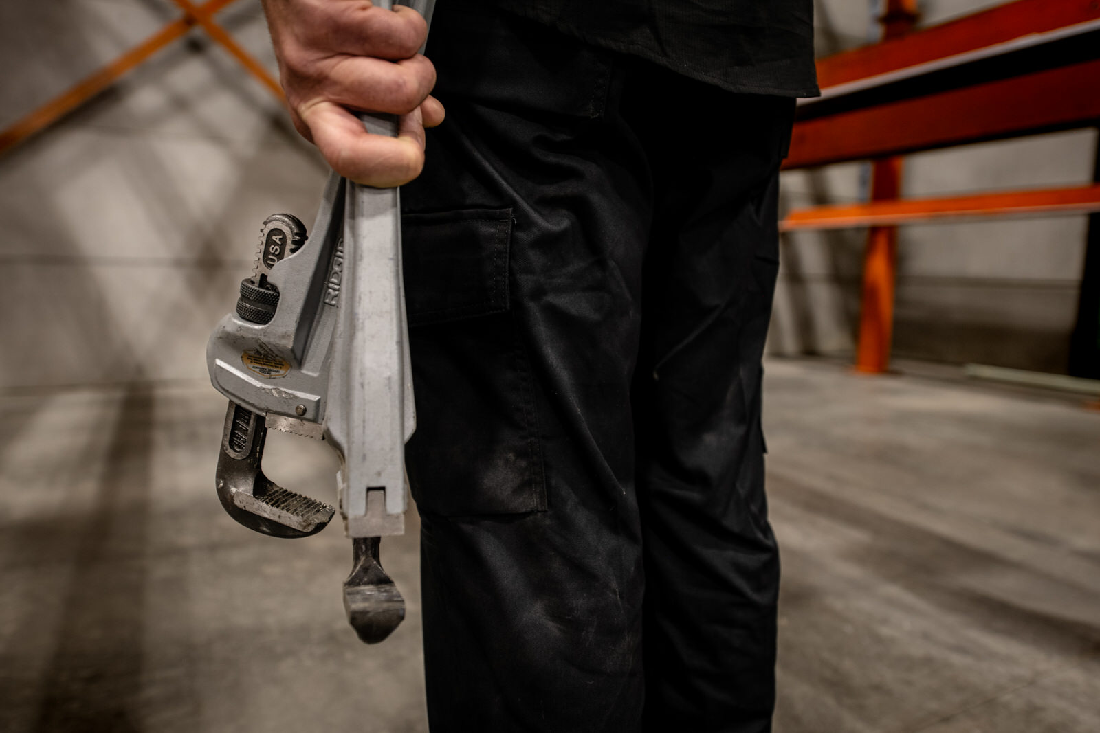 Focus sur une main avec des outils de plomberie