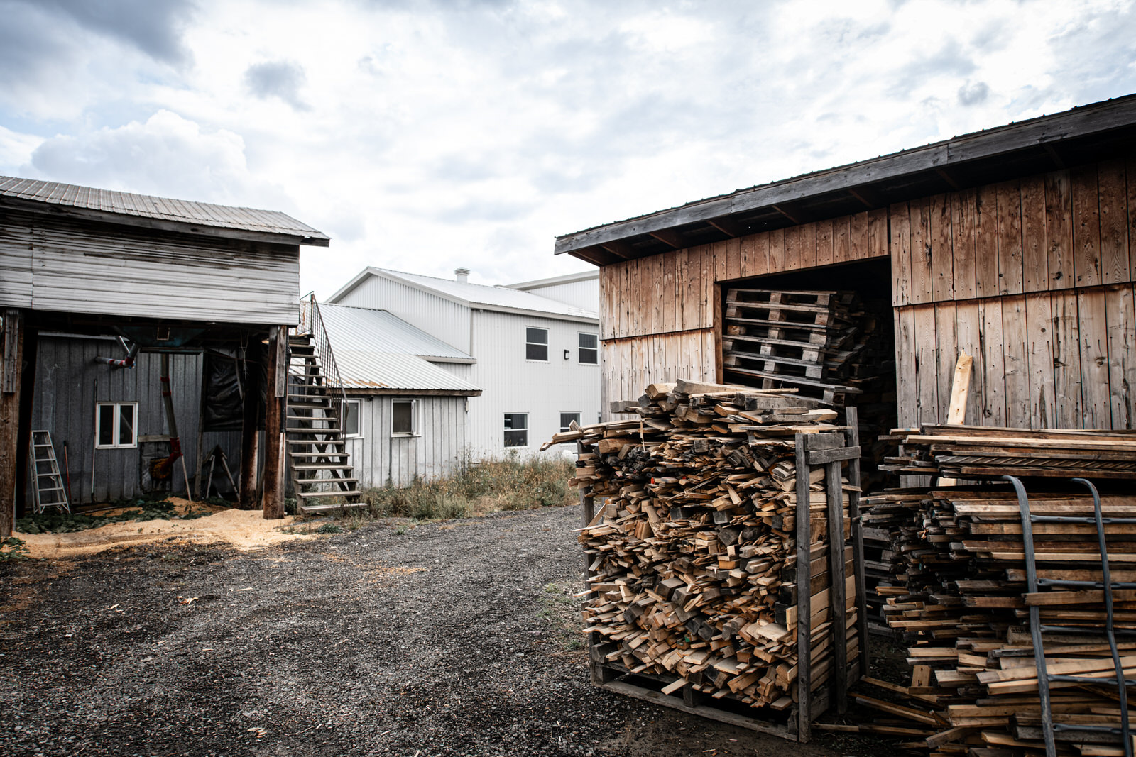 Photo de bâtiments en bois et planches