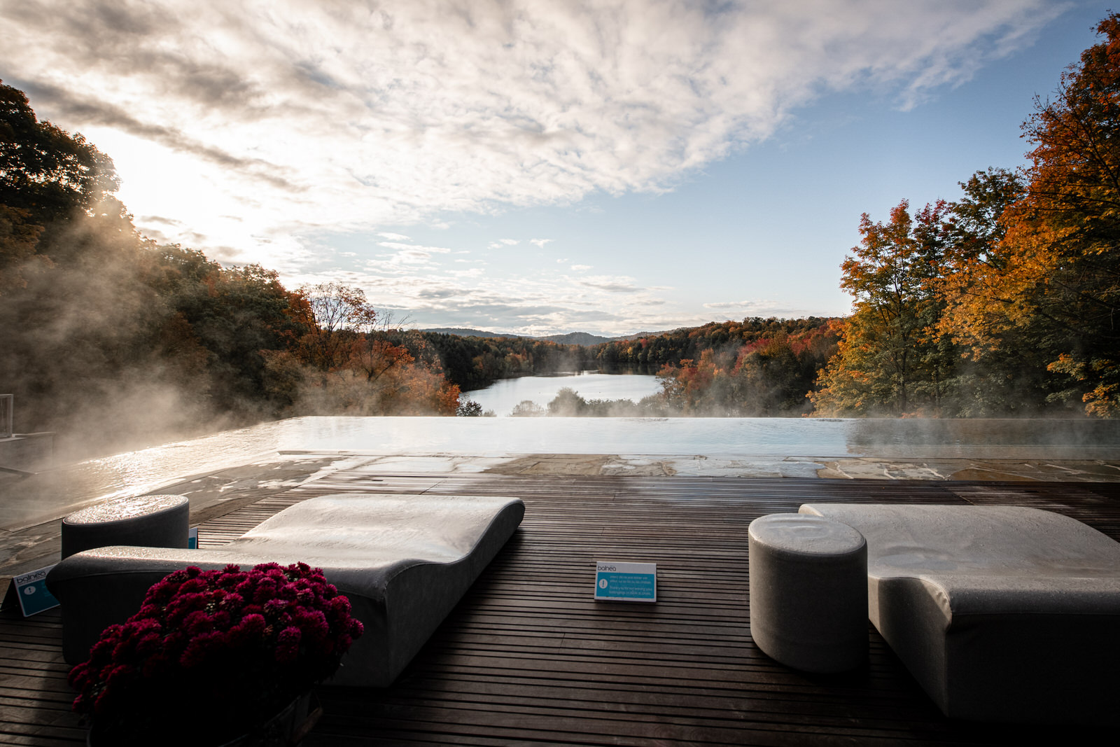 Photo d'une terrasse détente à l'extérieur avec couleur d'automne