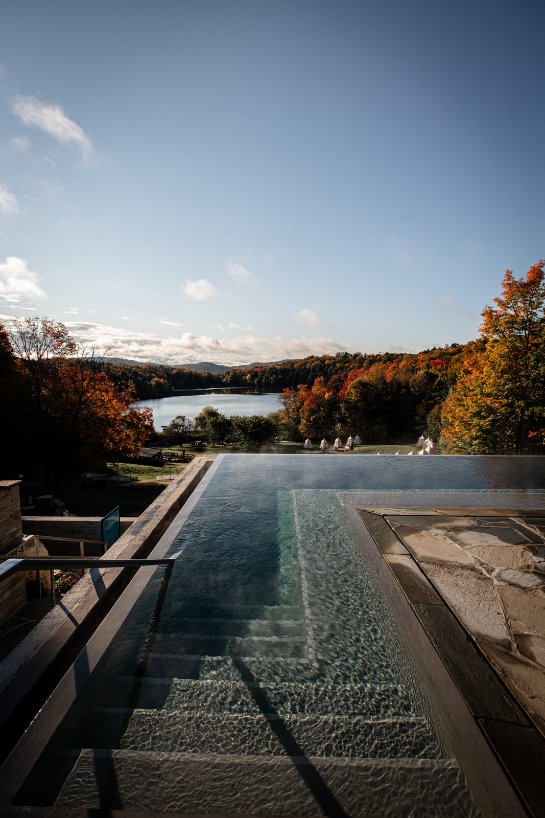 Photo d'un bassin d'eau spa à l'extérieur en automne