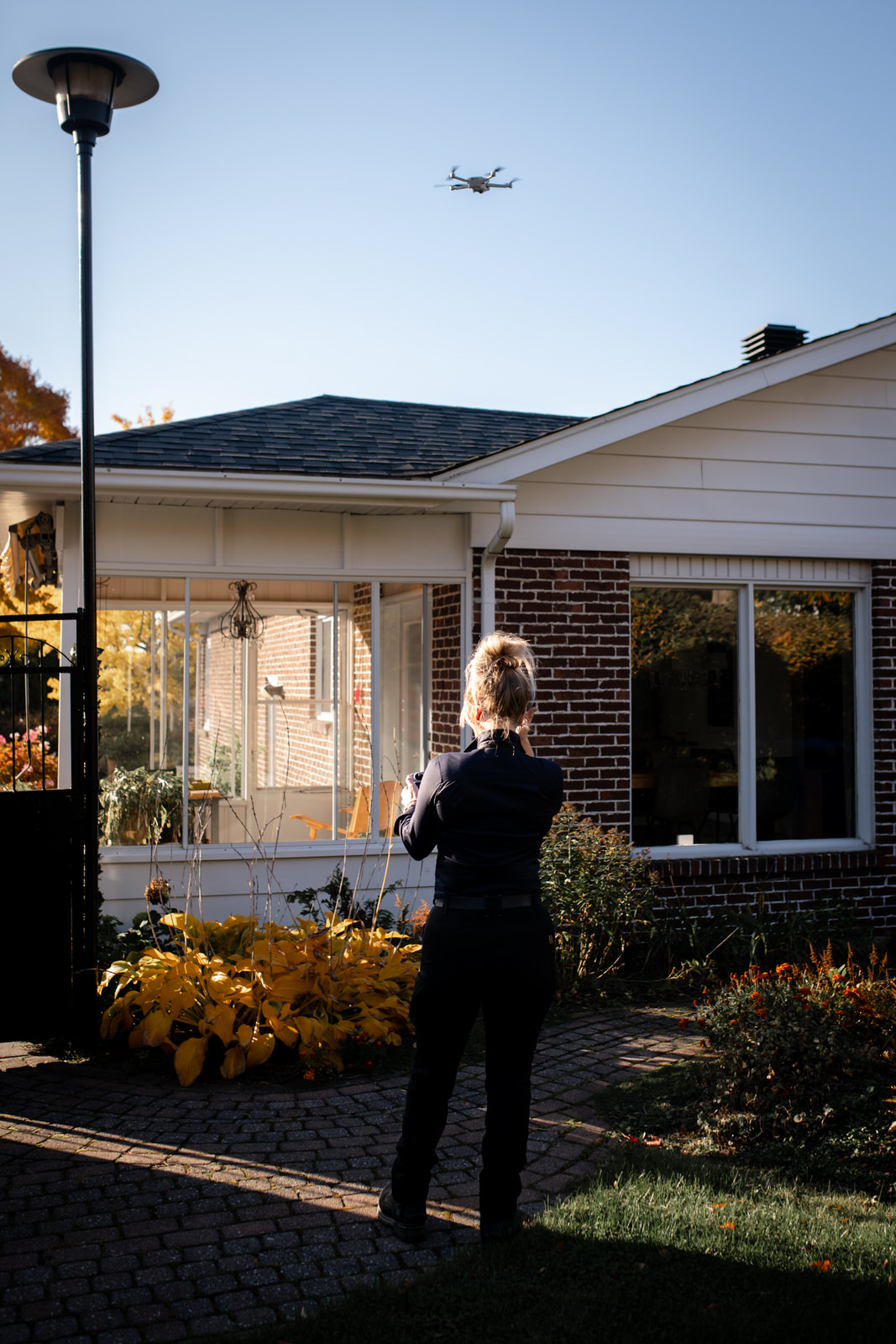 Photo d'un inspecteur de bâtiment examinant une maison