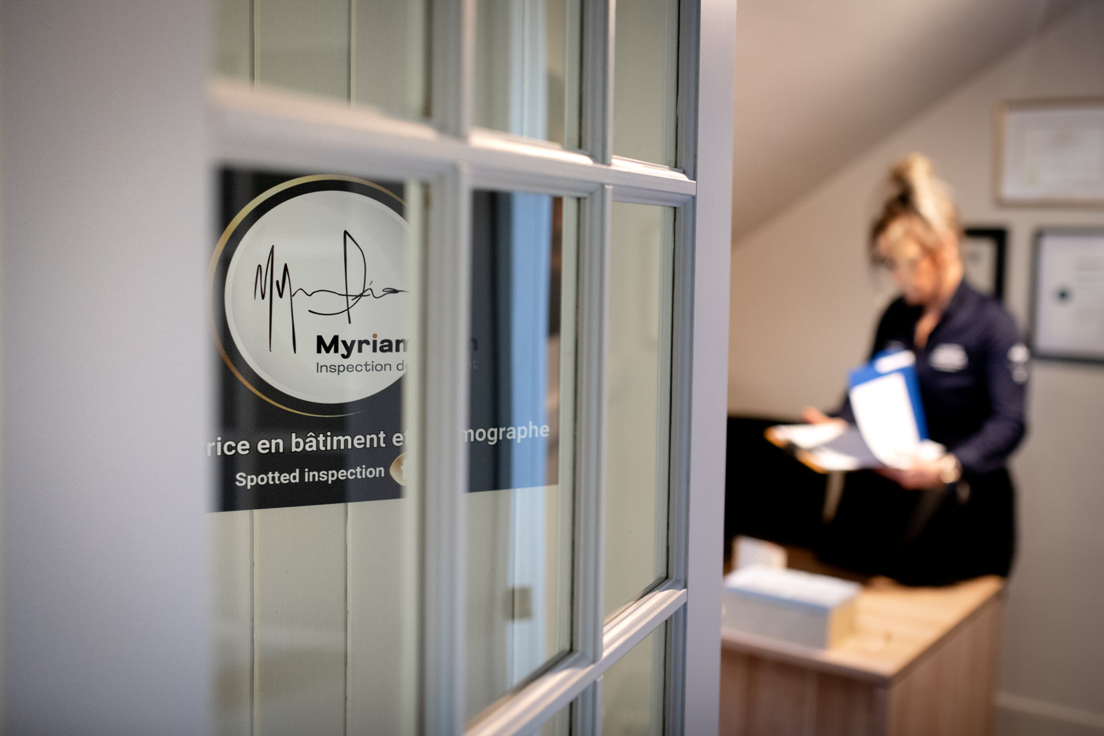 Photo d'entrée du bureau d'inspecteur en bâtiment et thermographe