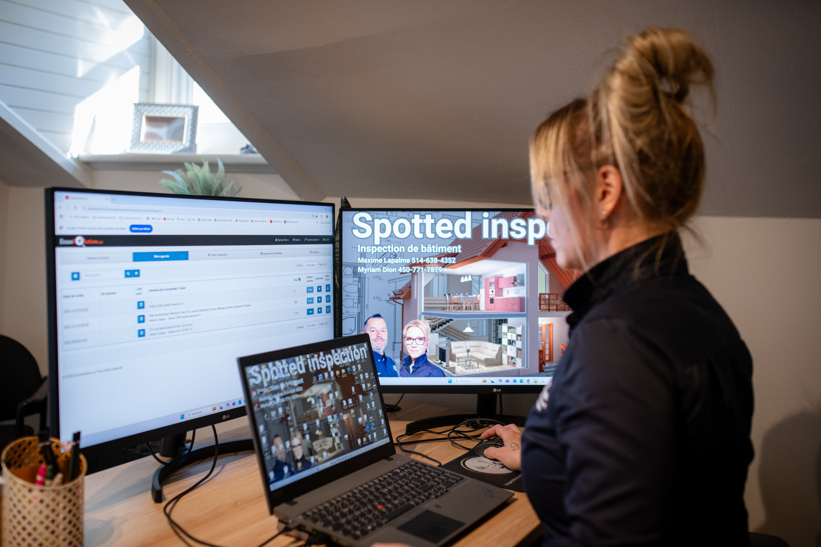 Photo d'une inspectrice en bâtiment en train de travailler à l'ordinateur