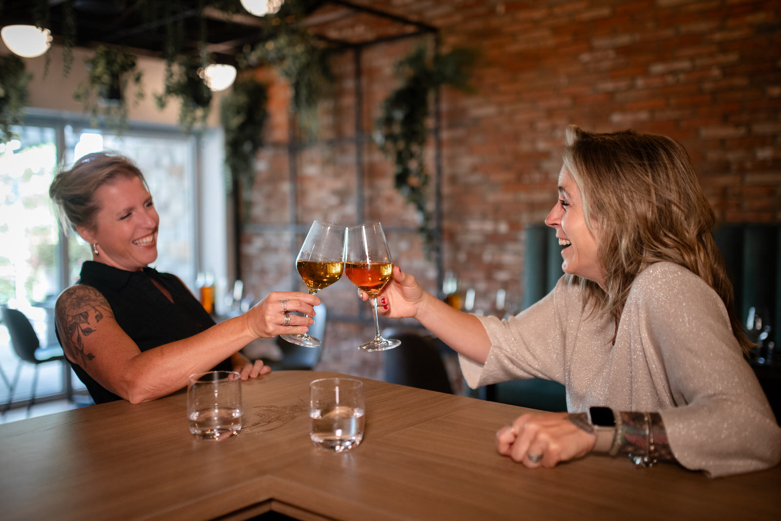 Deux femmes heureuses célébrant dans un restaurant