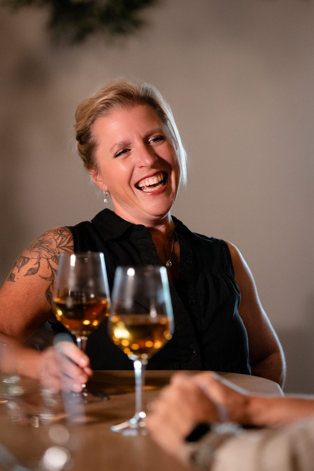 Photo d'une femme heureuse en éclat de rire avec coupe de vin à la main