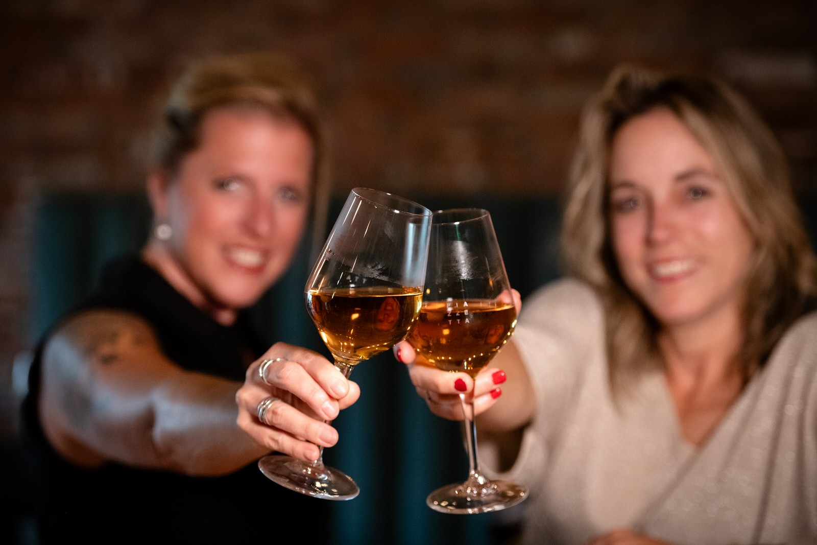 Cheers de deux coupes de vin entre deux femmes entrepreneures