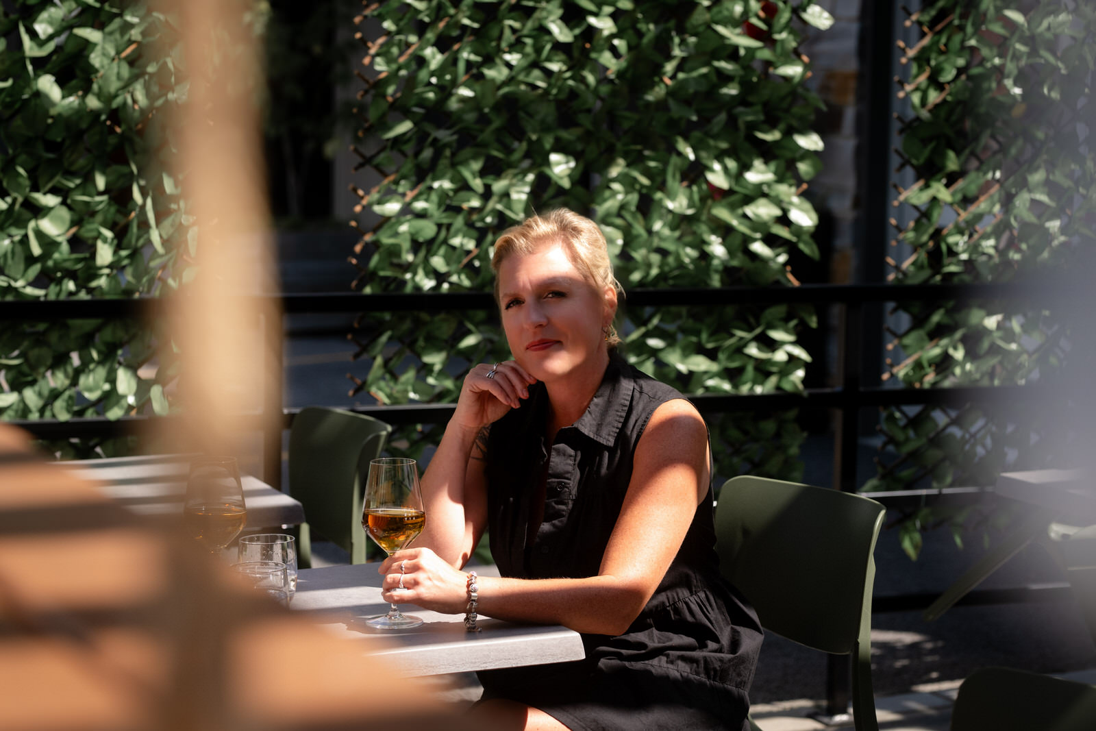 Focus sur une femme avec coupe de vin sur une terrasse extérieure d'un restaurant de Granby