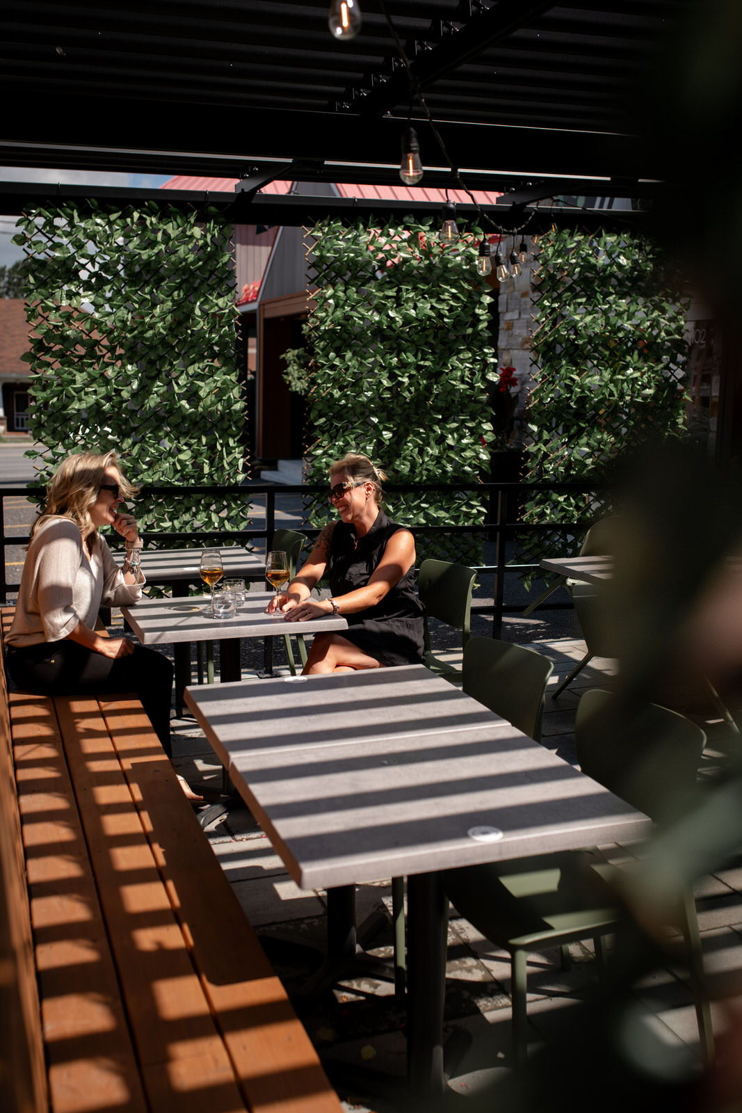 Photo de deux femmes jasant sur une terrasse d'un restaurant