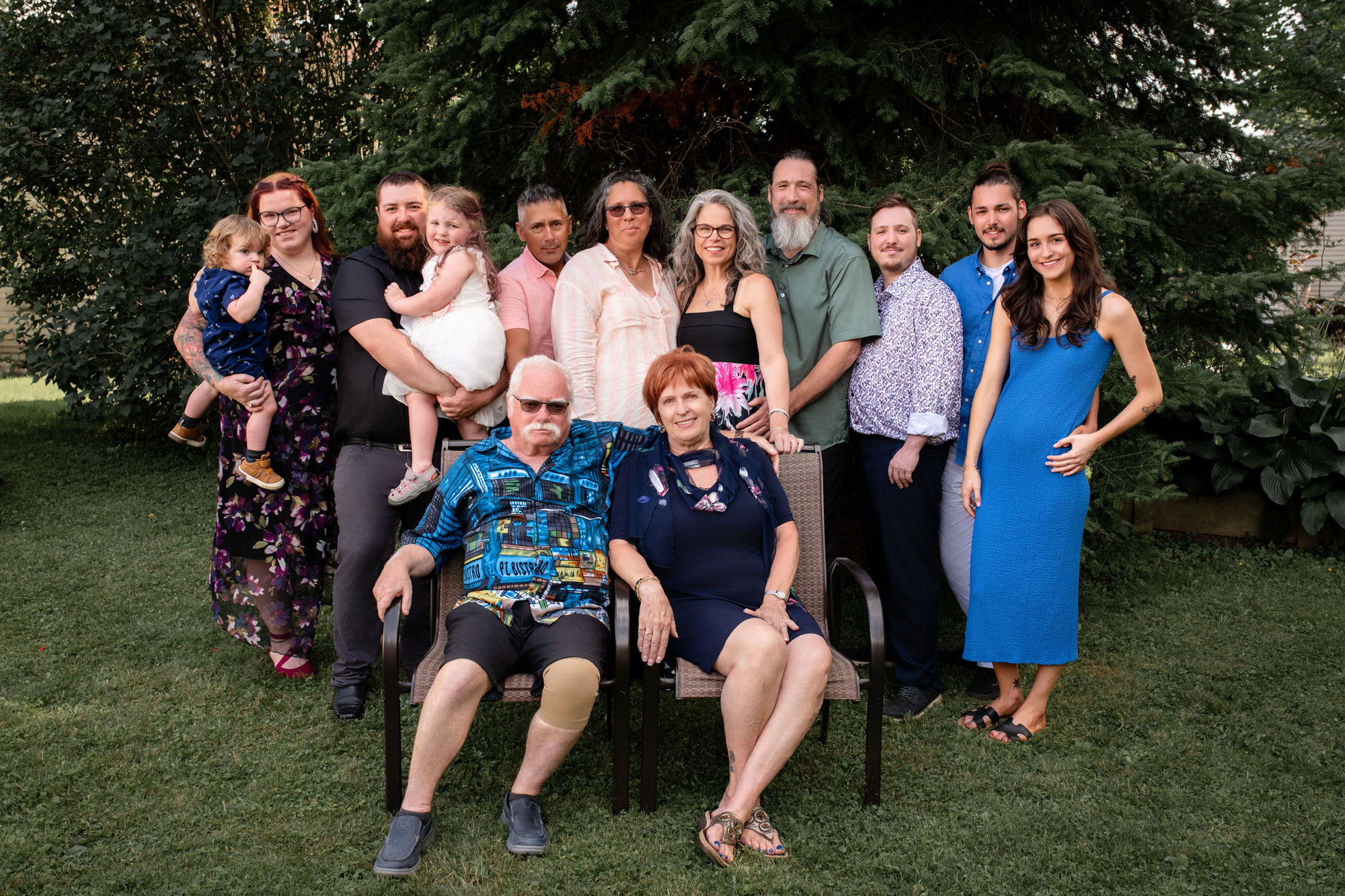 Photo d'une grande famille à l'extérieur sur le terrain
