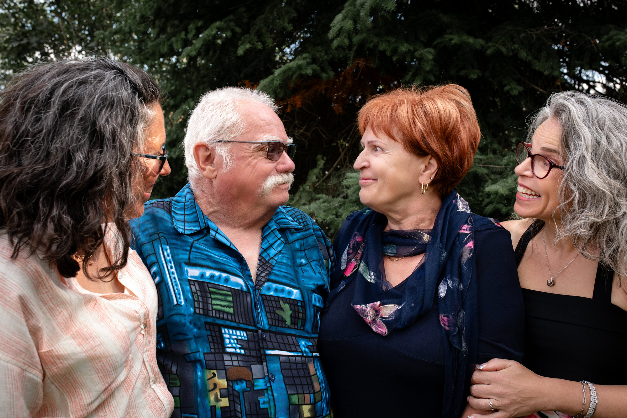 Photo de famille où tout le monde se regarde avec le sourire