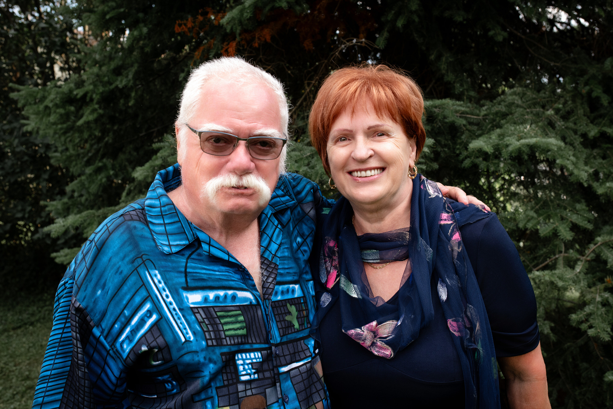 Photo d'une couple âgé à l'extérieur
