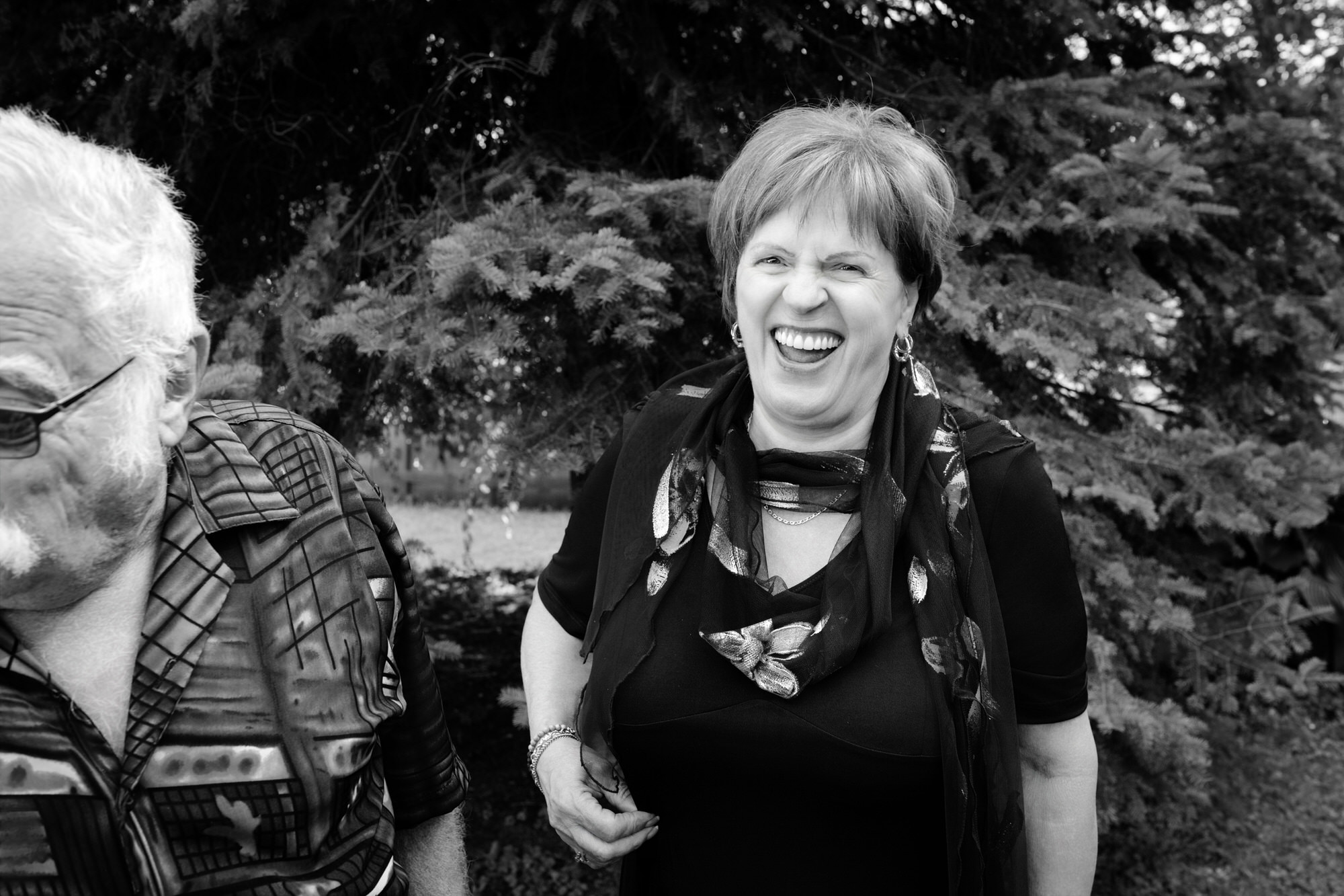 photo en noir et blanc d'une dame qui rit aux éclats