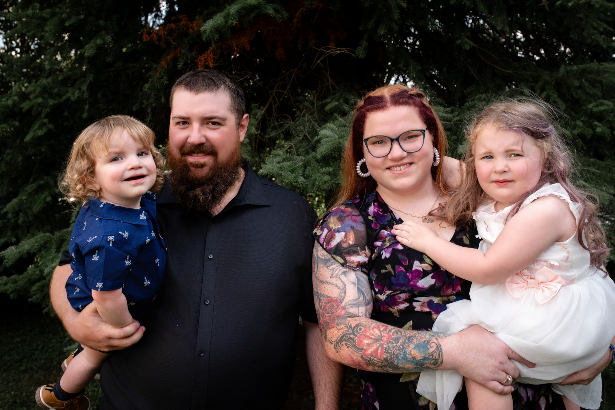 Photo de famille avec papa, maman, petit garçon et jeune fille