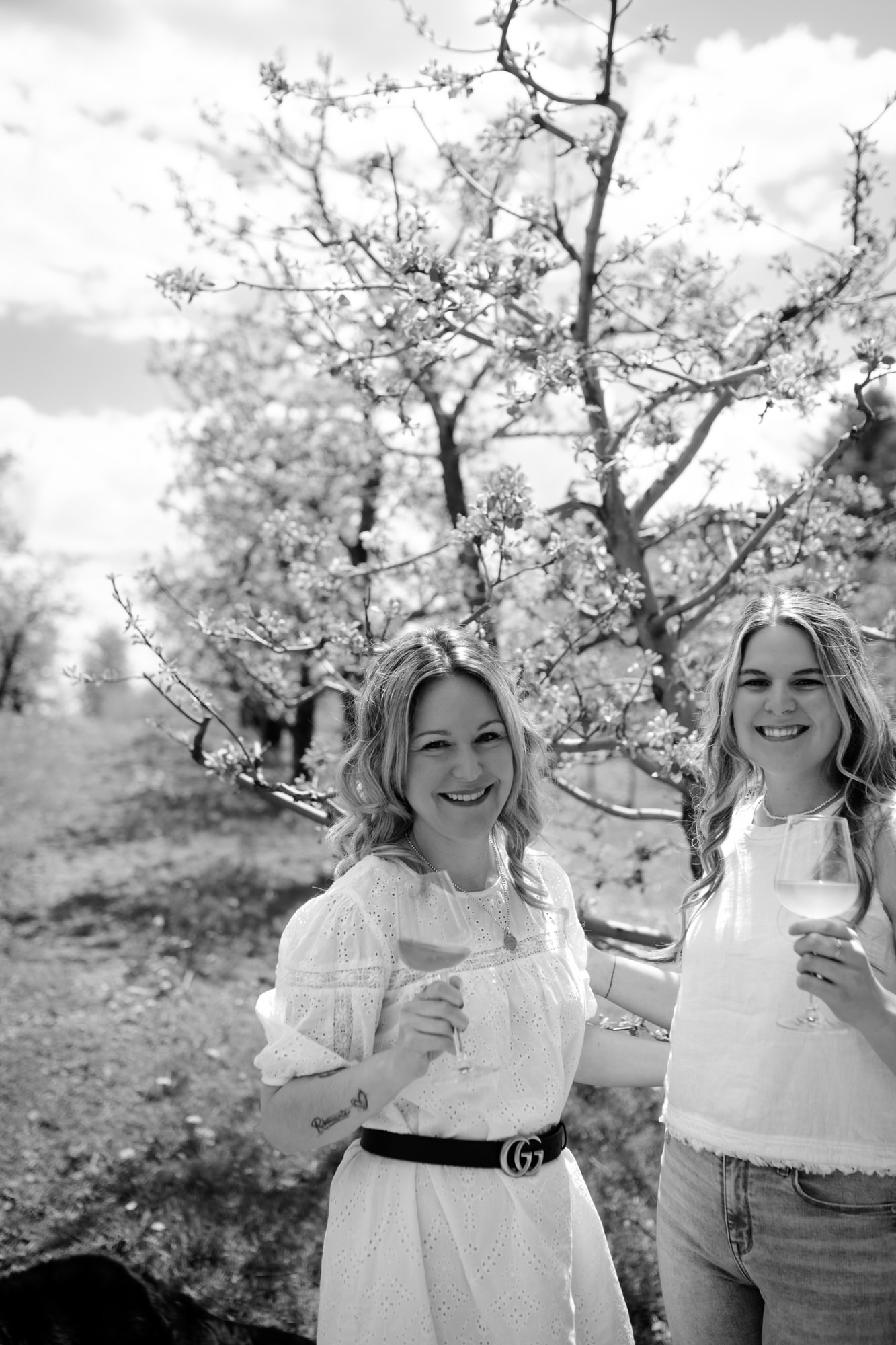 Photo de deux belles femmes en noir et blanc dans des pommiers en fleur