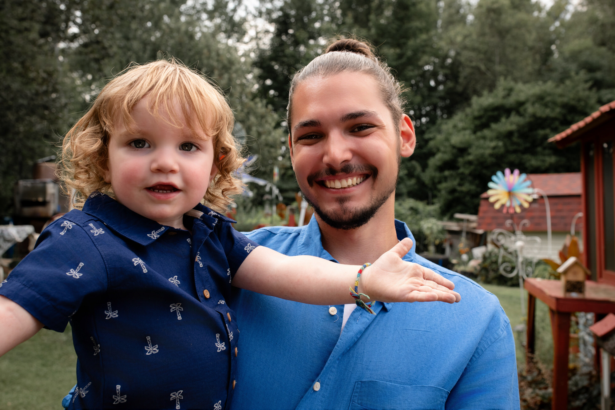 Photo de famille avec 2 personnes dont un bébé et un adolescence à l'extérieur