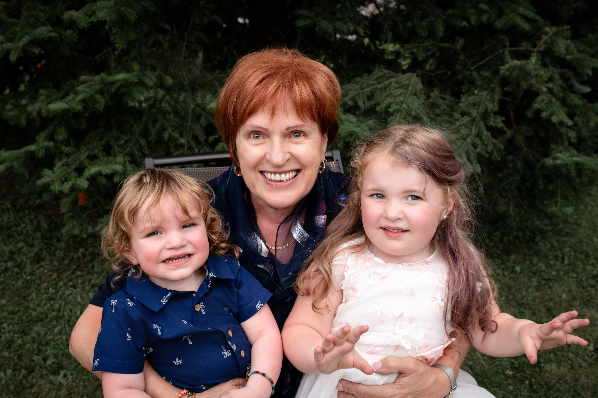 Photo d'une grand-maman et ses deux petits-enfants dehors