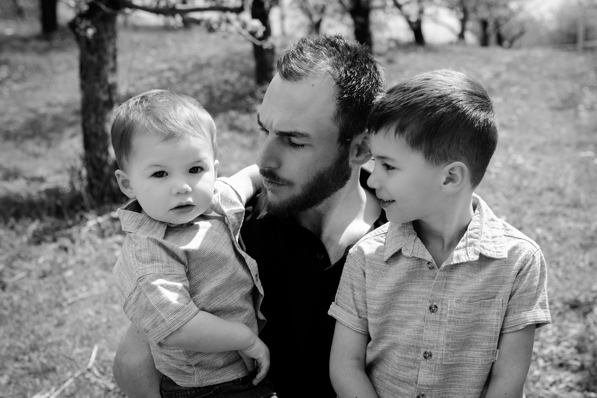 Photo portrait d'un papa et deux jeunes garçons en noir et blanc