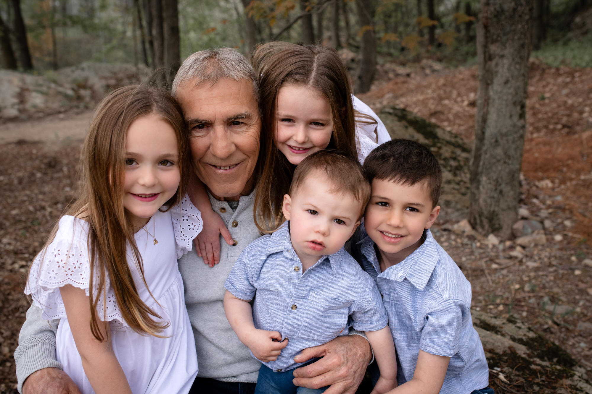 Photo portrait d'un grand-papa et ses petits-enfants dans la forêt