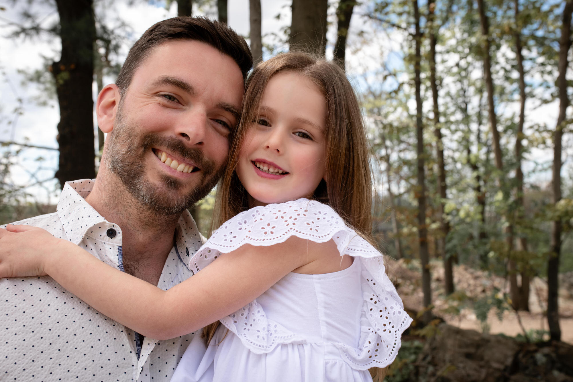 Photo portrait de papa Benoit Isaia et de sa jeune fille