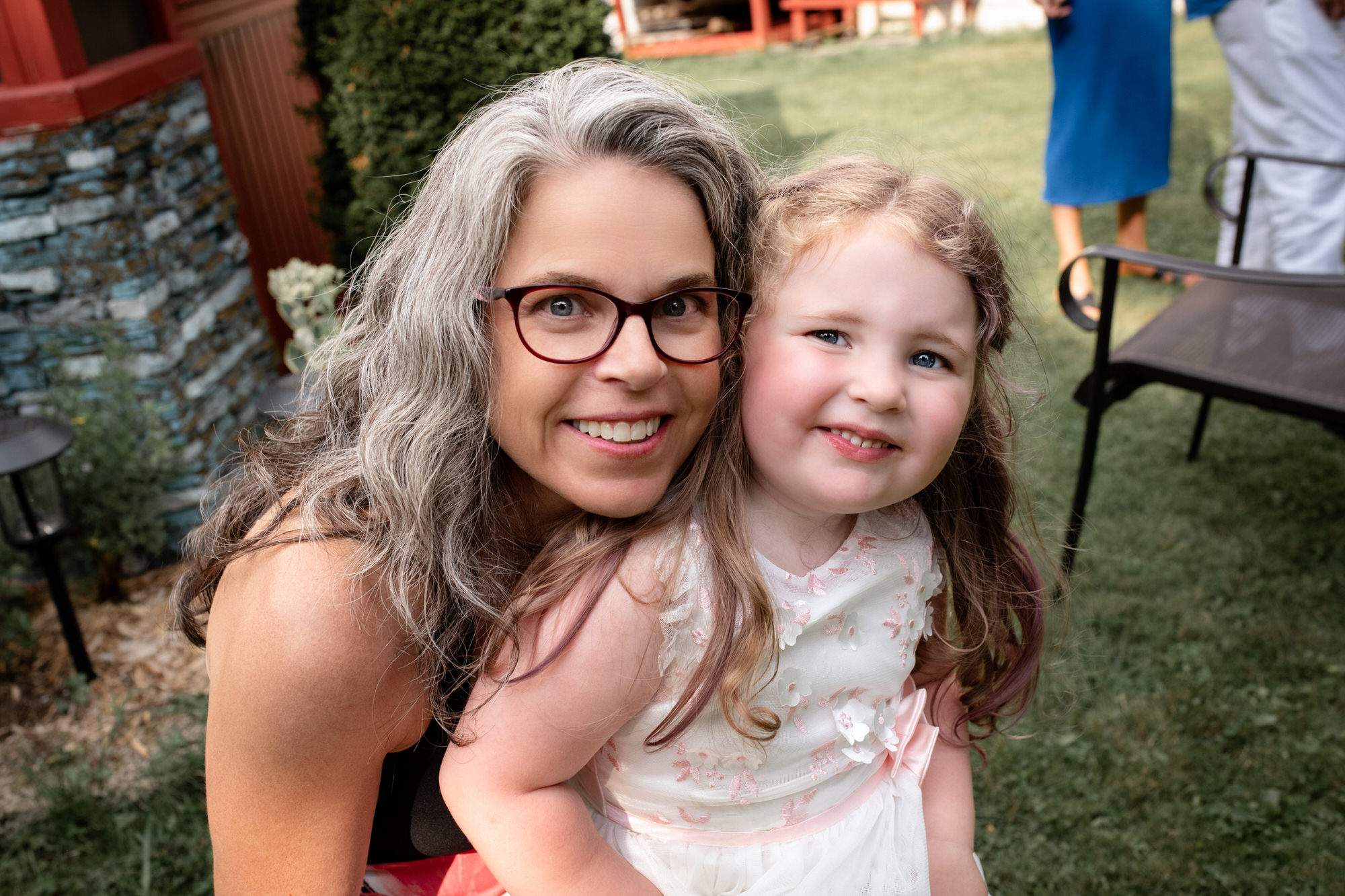 Photo d'une maman et de sa petite fille en petite robe fleurie pour une séance photo de famille