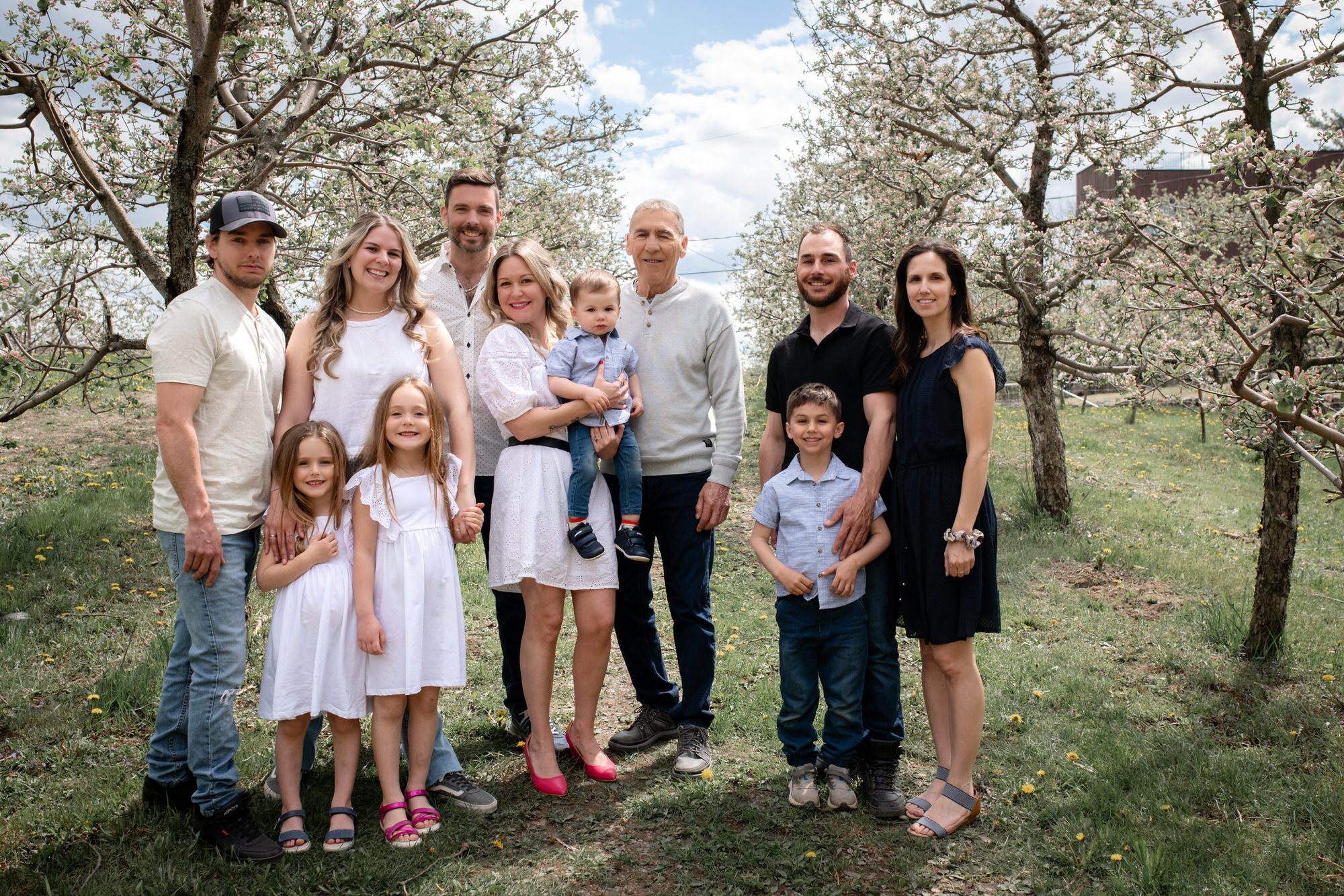 Photo de famille à l'extérieur et des pommiers en fleurs