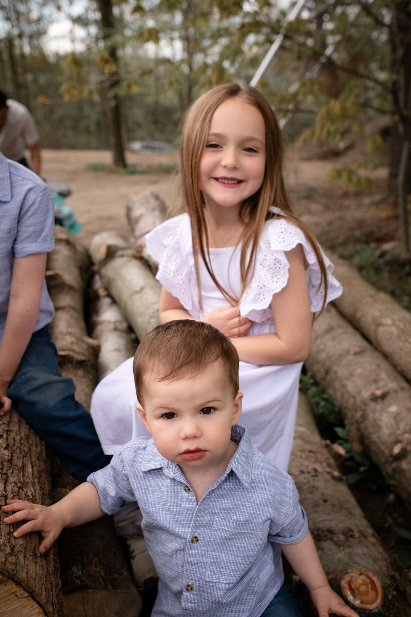 Photo d'une jeune fille en robe blanche et un bébé garçon