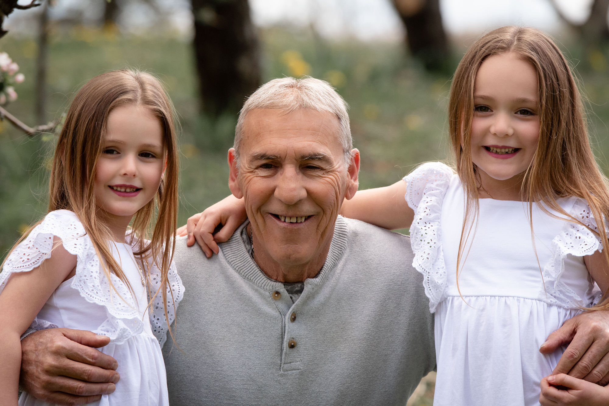 Photo extérieur d'un grand-papa et ses deux petites filles