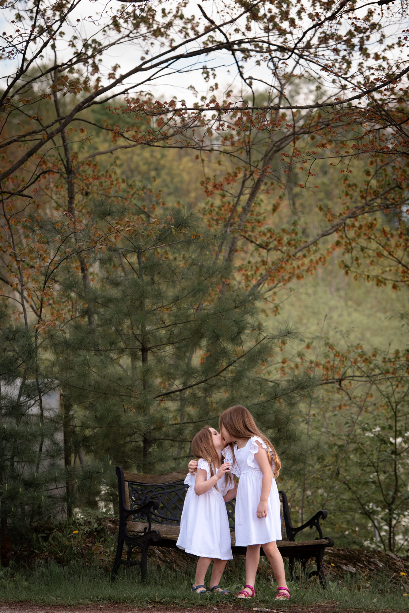 Belle photo paysage de deux petites filles en robe blanche à l'extérieur