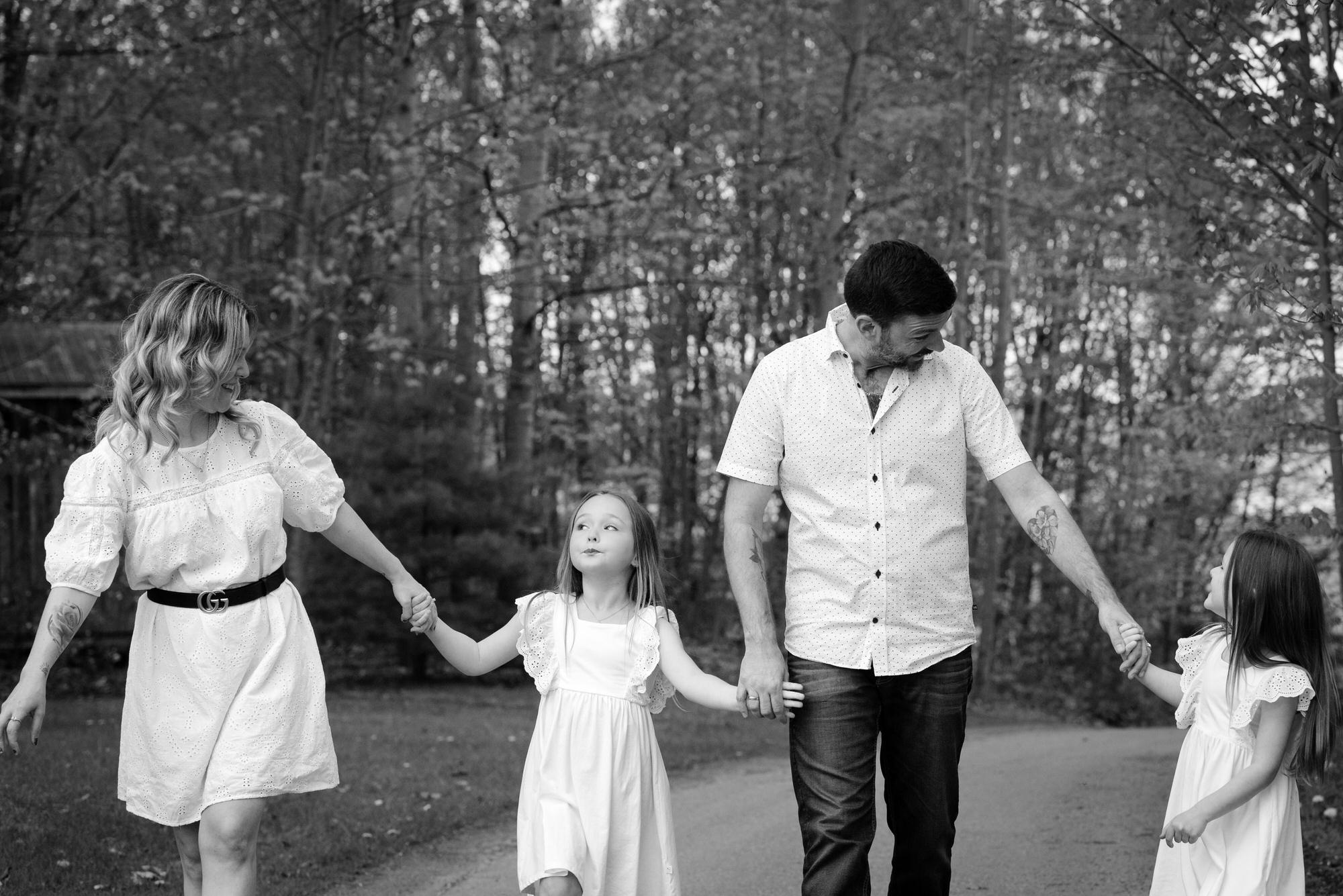 Photo de famille en noir et blanc pendant une marche à l'extérieur