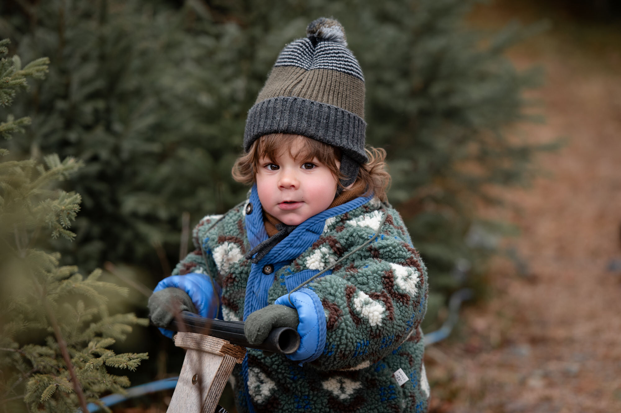 Photo portrait d'un jeune garçon avec un manteau molleton