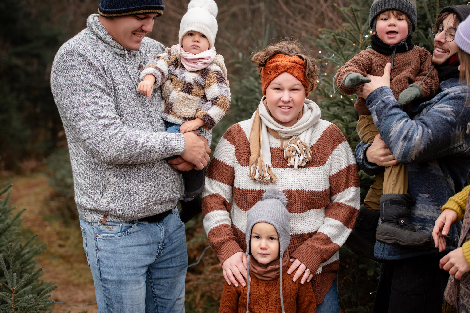 Photo de deux familles en lifestyle avec de jeunes enfants
