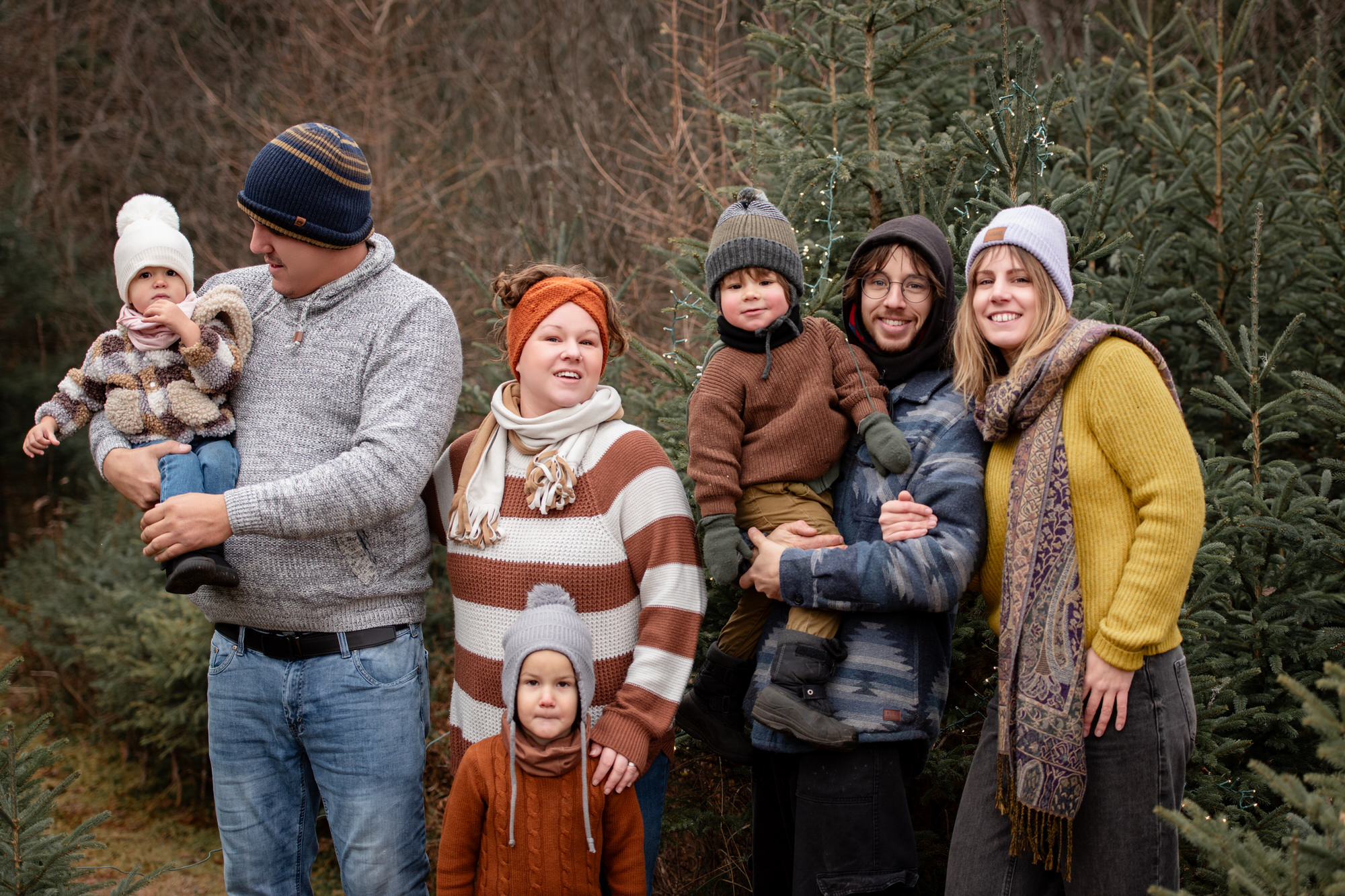 Photo de famille à l'extérieur en lifestyle avec des sapins