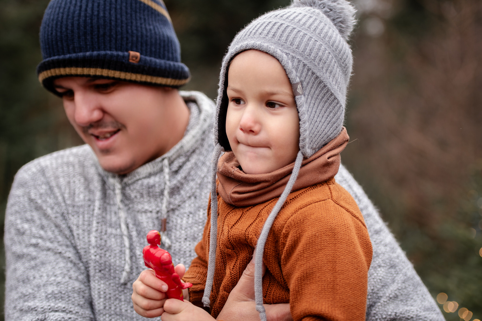 Photo portrait d'un papa et son jeune garçon à l'extérieur