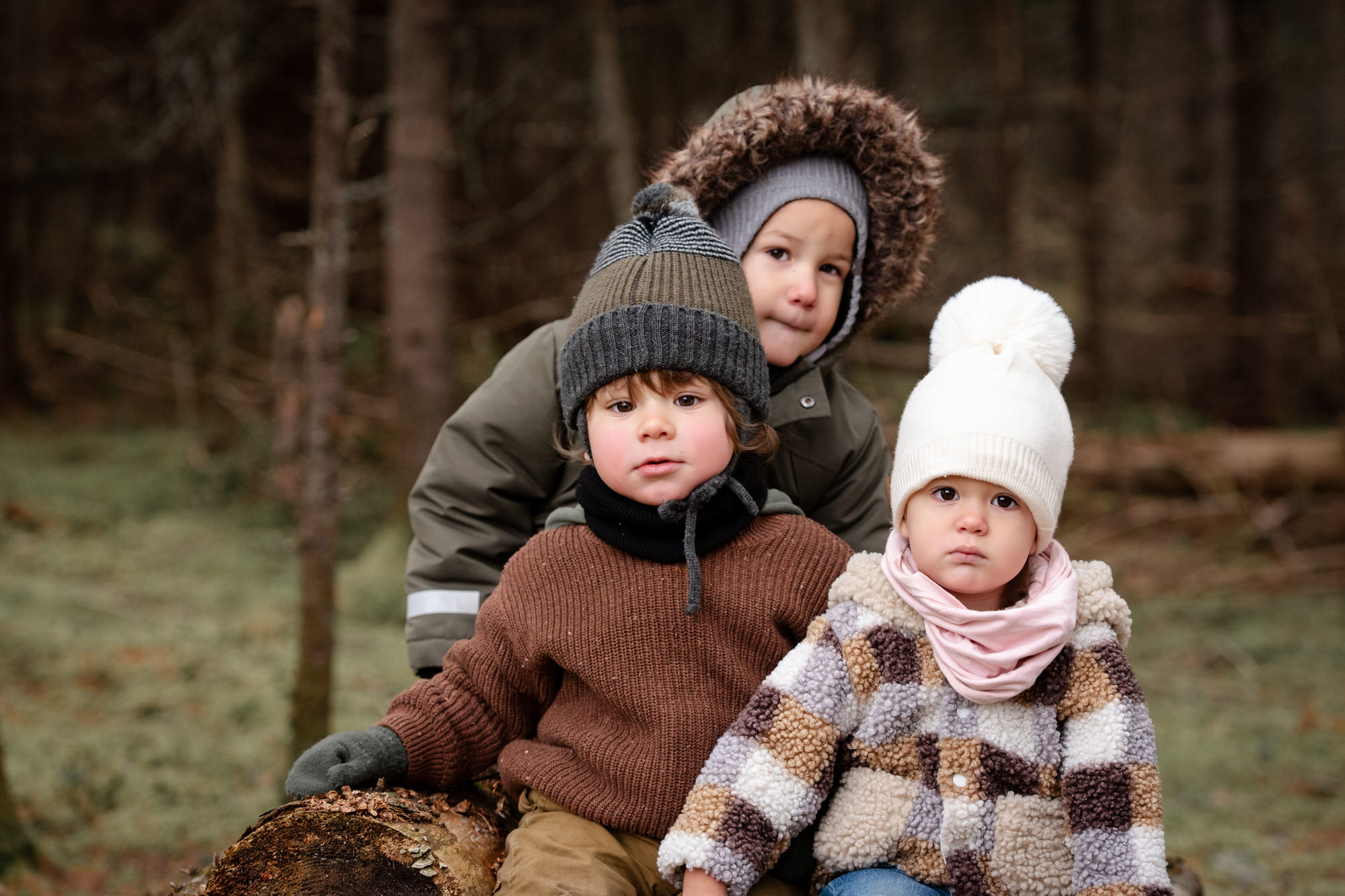 Photo lifestyle de trois jeunes enfants à l'extérieur