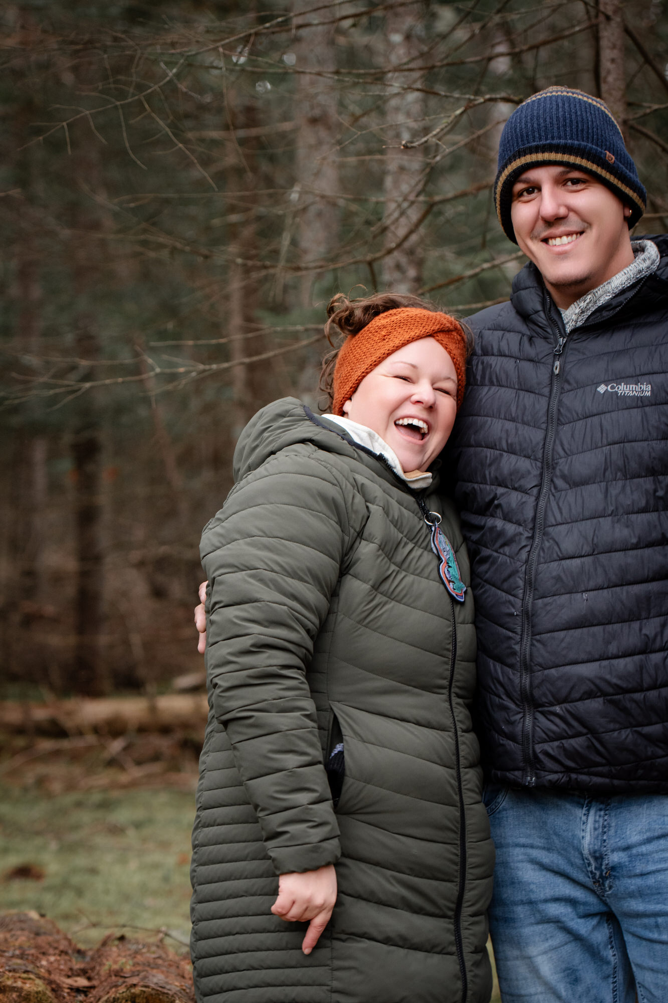 Photo d'un couple à l'extérieur avec manteau