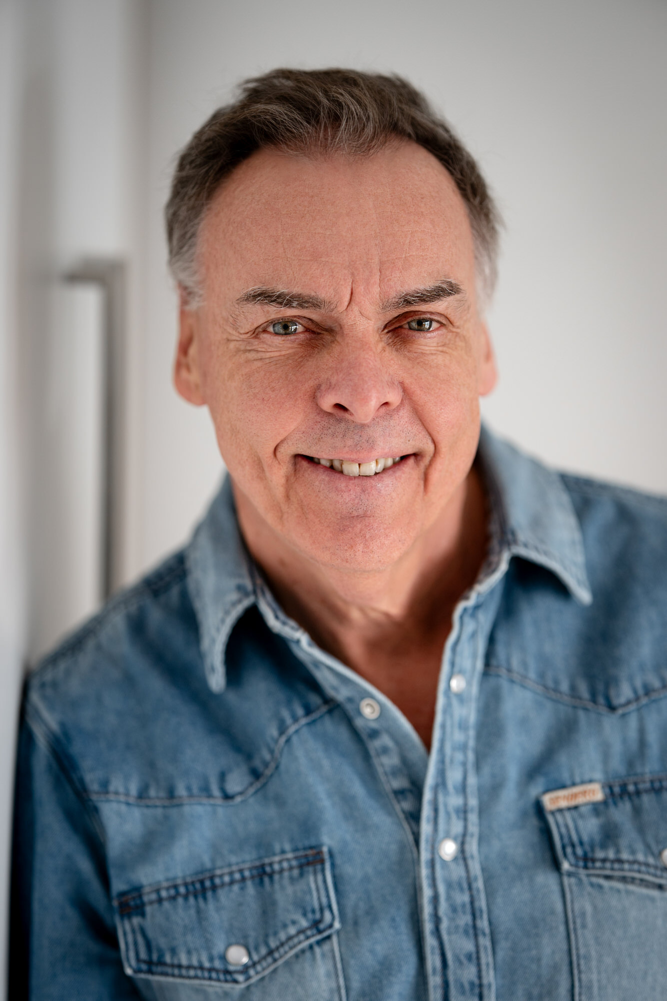 Photo portrait d'un entrepreneur de Magog avec chemise en jeans