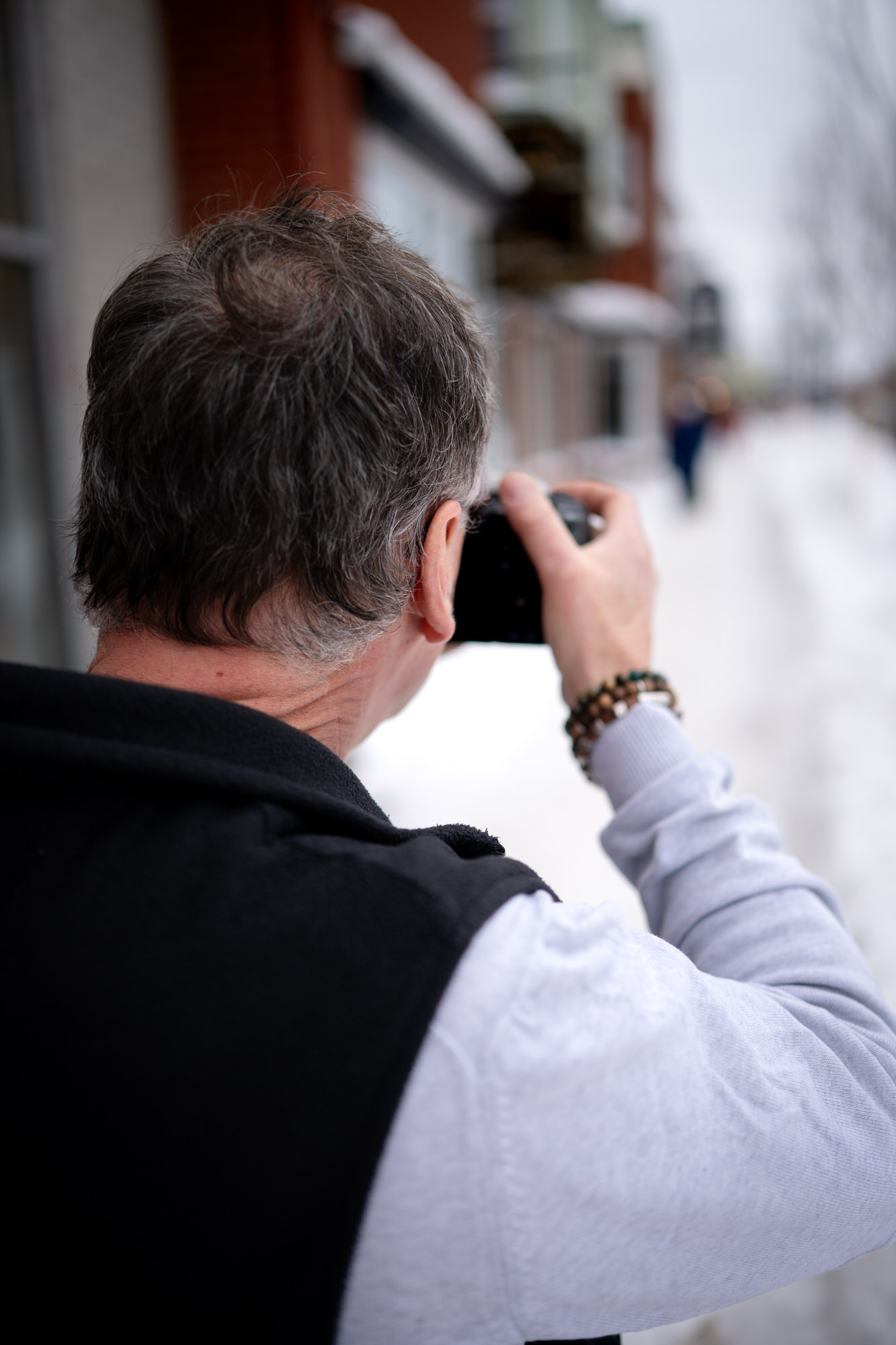 Photo du dos d'un photographe en action