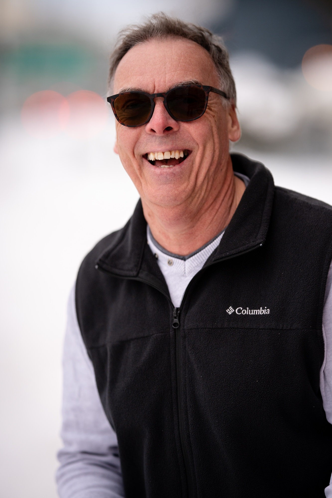 Photo d'un homme qui rit aux éclats avec une veste Columbia