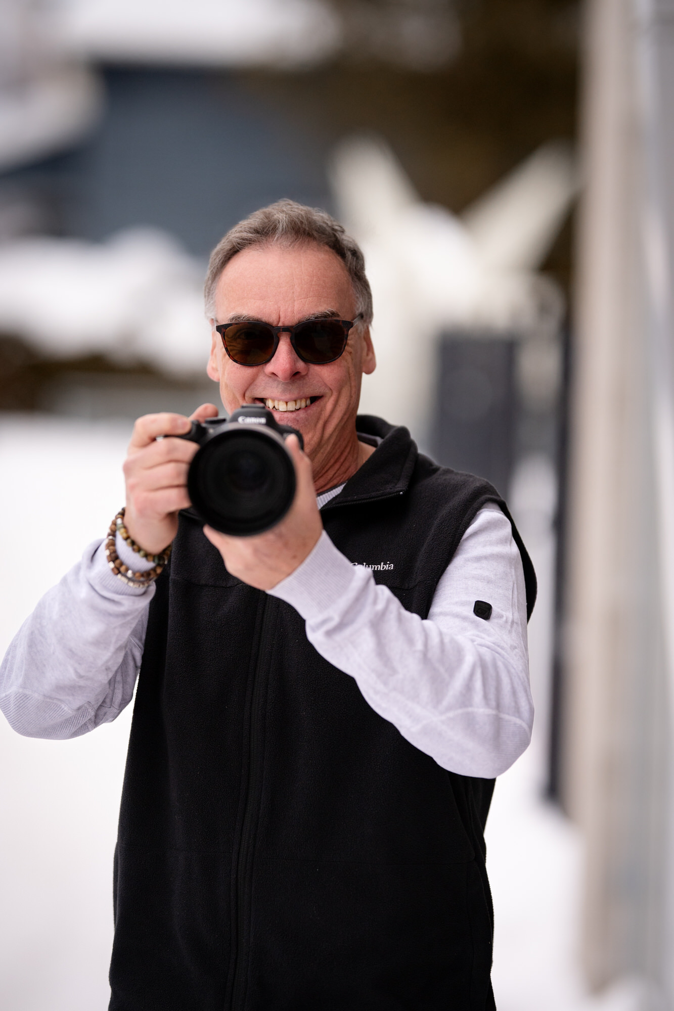 Photo d'un photographe avec appareil Canon dans les mains