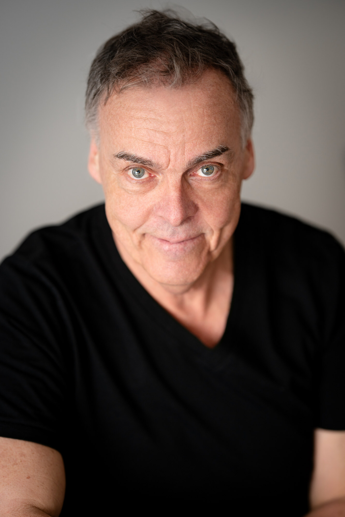 Photo portrait d'un homme âgé avec un chandail noir