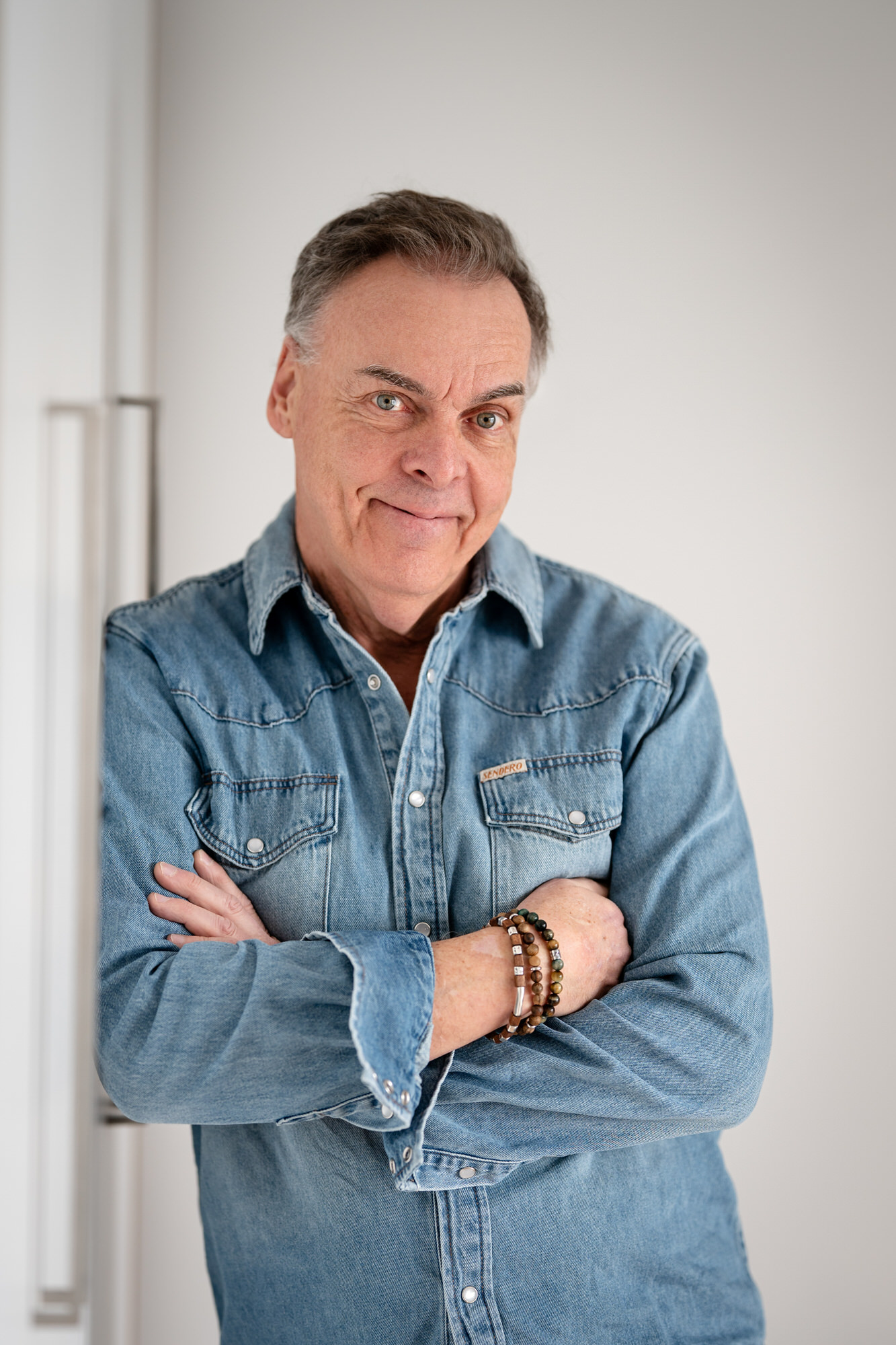 Photo lifestyle d'un entrepreneur en chemise en jeans bleu
