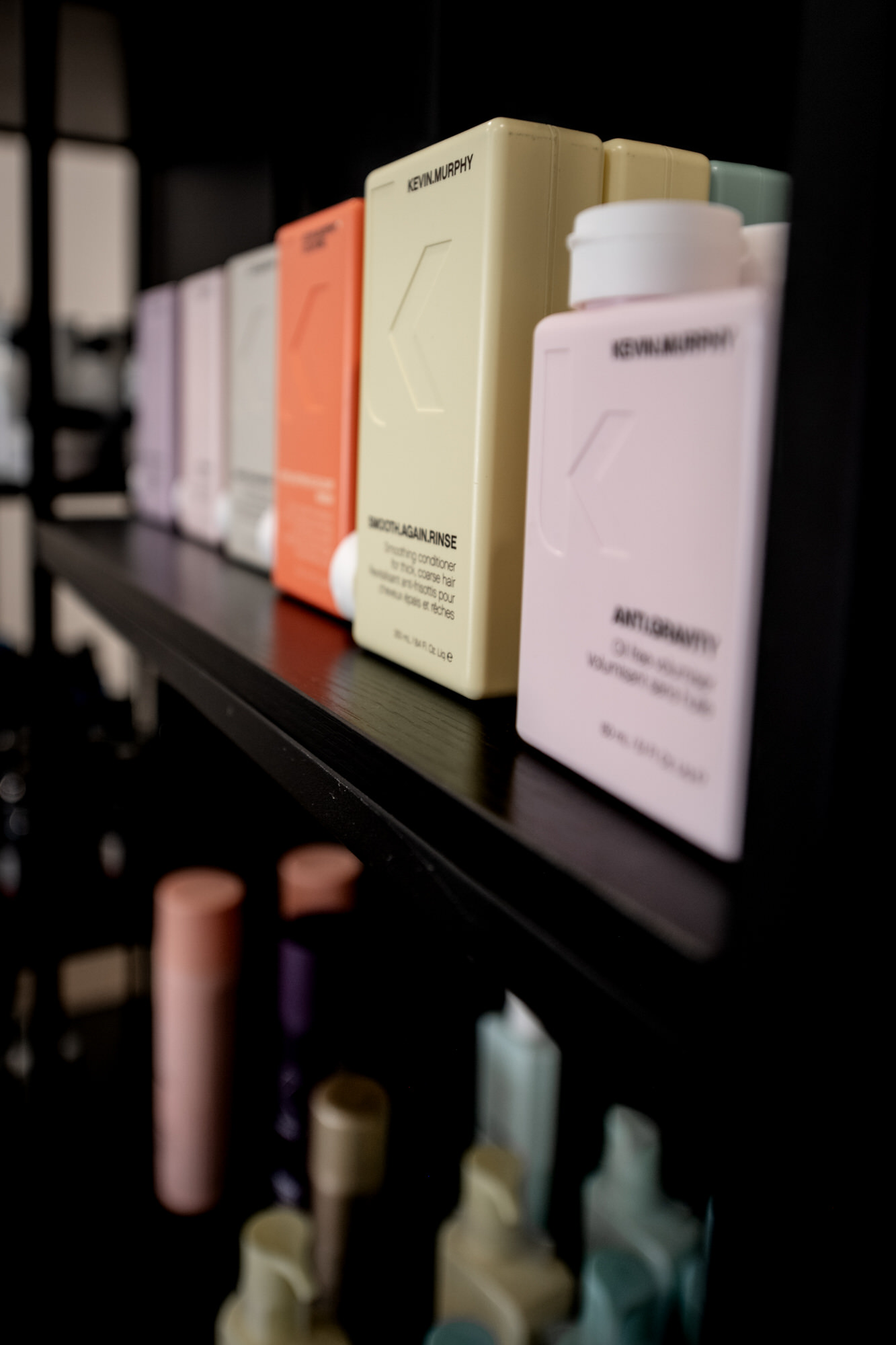 Photo de produits coiffants sur une étagère